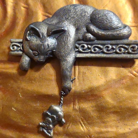 Beautiful pewter vintage cat playing with mouse by JJ - Picture 1 of 2
